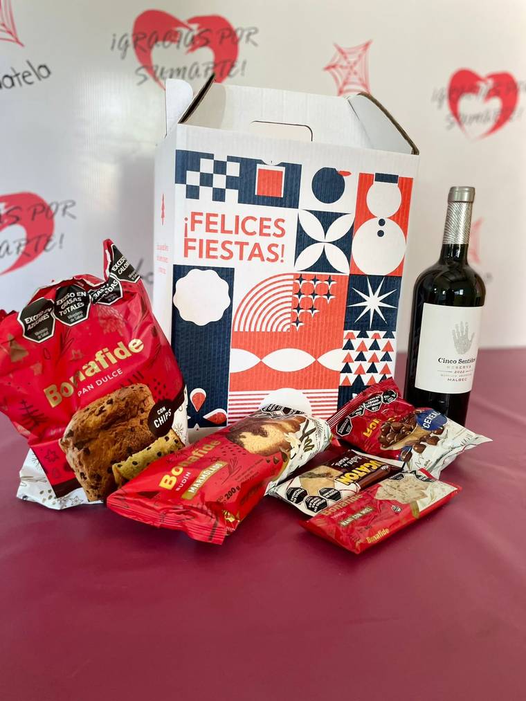 Caja navideña con pan dulce, turrón y vino